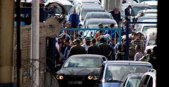 La frontera del Tarajal de Ceuta con Marruecos ha vuelto a sufrir cierres intermitentes desde primeras horas de la mañana. - EFE
