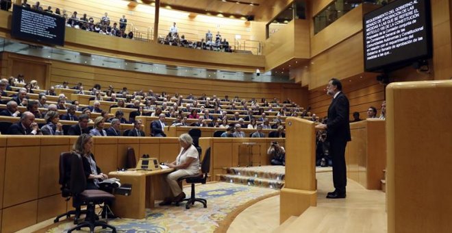 El presidente del Gobierno, Mariano Rajoy, durante su intervención en el pleno extraordinario del Senado convocado para aprobar las propuestas planteadas por el Gobierno para actuar contra la Generalitat al amparo del artículo 155 de la Constitución. /EFE