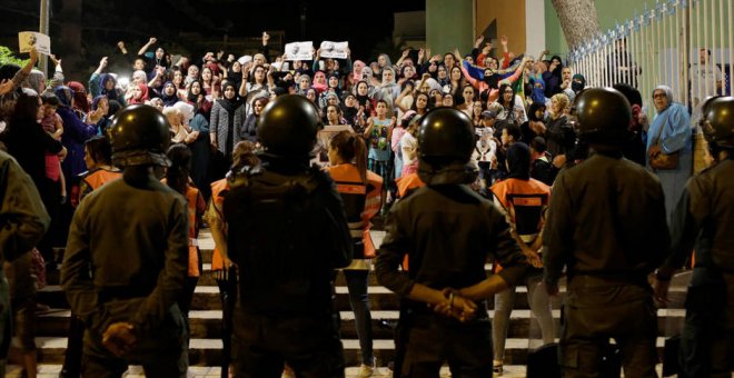 Policías marroquíes frente a una protesta de activistas en Alhucemas contra los abusos policiales durante las revueltas sociales.- REUTERS