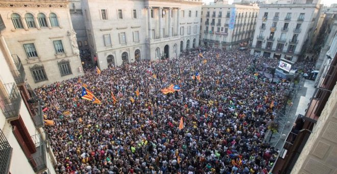 Manifestants a Plaça Sant Jaume de Barcelona celebren la proclamació de la República catalana / EFE Marta Pérez