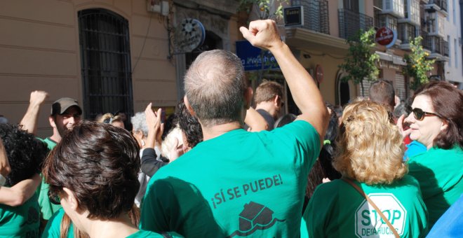 Centenares de personas se concentran para reclamar la gestión directa de la Casa Invisible.