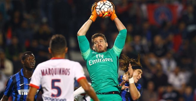 Nicolas Douchez, en un partido con el PSG. EFE/Archivo