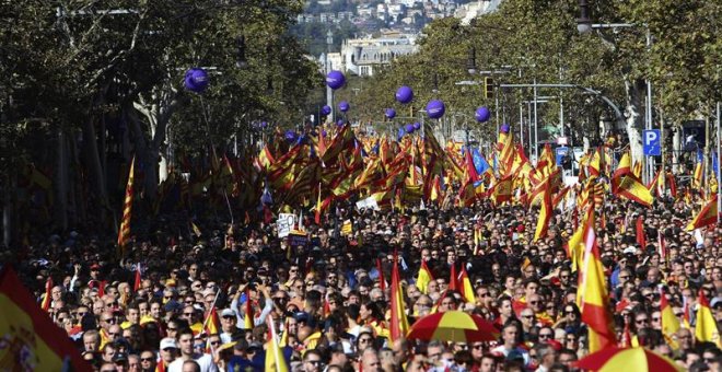 Miles de personas se concentran en el Paseo de Gracia de Barcelona, en la manifestación convocada por la entidad Societat Civil Catalana en el centro de la ciudad bajo el lema "Todos somos Catalunya". EFE/Javier Etxezarreta