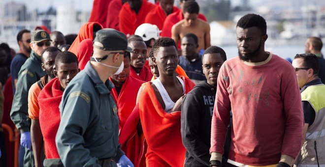 Llegada al puerto de Motril de parte de los 180 migrantes rescatados cuando viajaban en una patera localizada en mar de Alborán en la costa de Almería. EFE/Miguel Paquet