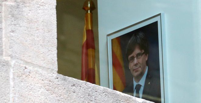 Retrato del presidente catalán cesado, Carles Puigdemont, en una de las salas del Palau de la Generalitat. REUTERS/Yves Herman