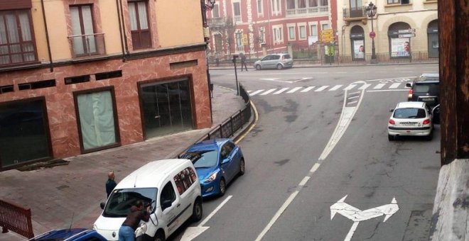 Un agente de la Guardia Civil ha resultado herido de bala en un brazo en el atraco de una sucursal bancaria de Cangas de Onís. / EFE