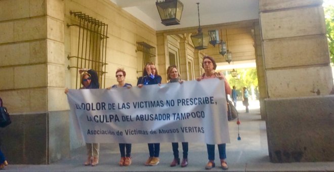Varias presuntas víctimas del psiquiatra Javier Criado en el exterior de la Audiencia de Sevilla.