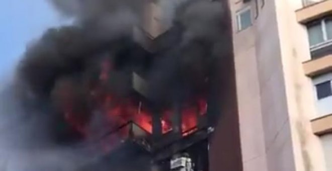 Un muerto y un herido crítico en el incendio de un bloque de viviendas en Barcelona