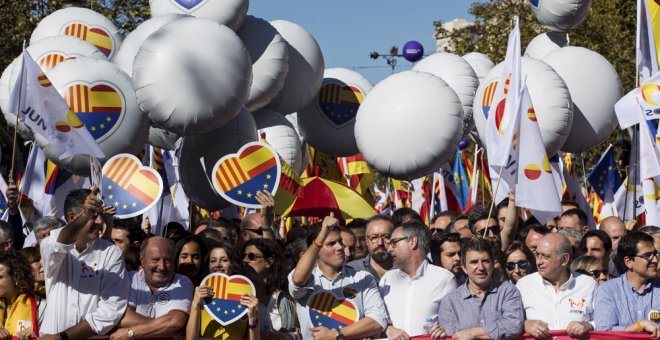 Cabecera de la manifestación convocada el pasado 29 de octubre por la entidad Societat Civil Catalana en el centro de Barcelona, en contra de la declaración de independencia en el Parlament, con la participación de los máximos dirigentes de Ciudadanos, el