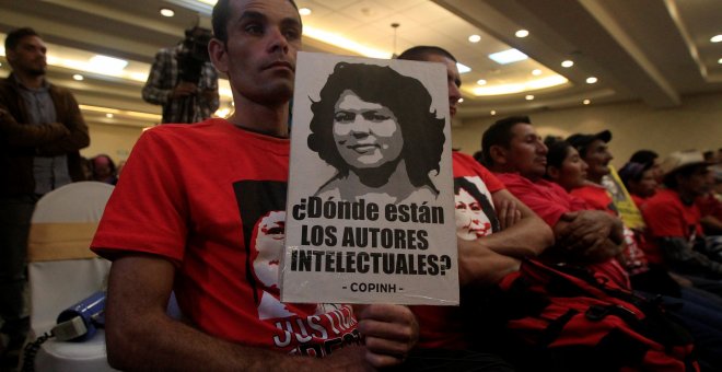 Un hombre sostiene un cartel reclamando conocer la autoría del asesinato de Berta Cáceres, en la rueda de prensa para informar sobre los  nuevas inverstigaciones en torno a la muerte de la activista. REUTERS/Jorge Cabrera