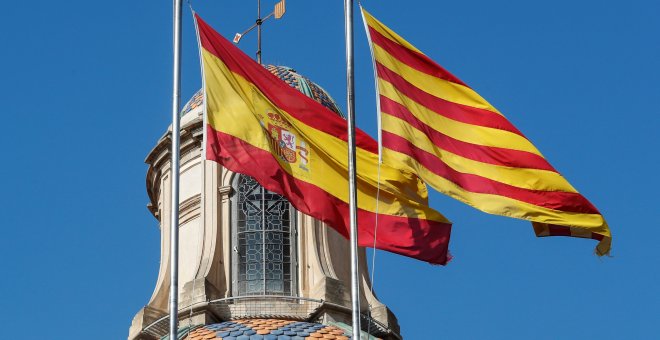 La bandera española y la senyera  en lo alto del Palau de la Generalitat, en Barcelona. REUTERS/Yves Herman