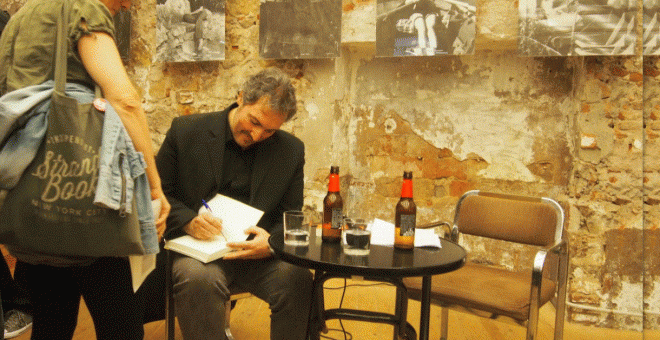 L'escriptor Carlos Zanón durant la presentació del seu nou llibre / Q. C.