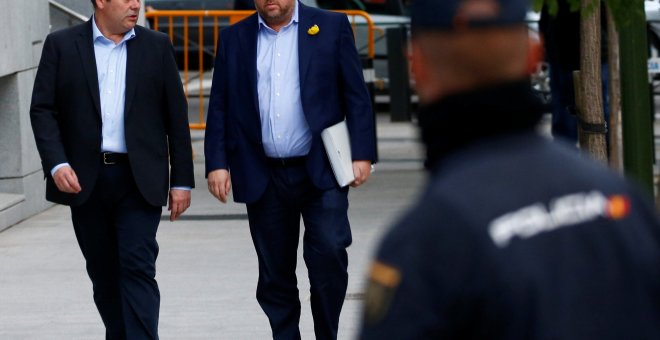 El vicepresidente cesado de la Generalitat, Oriol Junqueras, con su abogado, a su llegada el pasado 2 de noviembre a la Audiencia Nacional, para comparecer ante la juez Carmen Lamela. REUTERS/Javier Barbancho