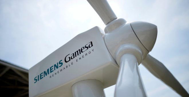 Un modelo de aerogenerador con el logo de las fusionadas Siemens Gamesa, expuesto en el exterior de la junta de accionistas, en la sede de Zamudio (Vizcaya). REUTERS/Vincent West