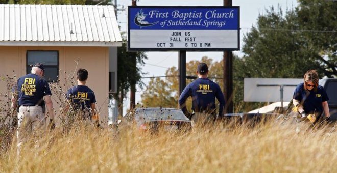 Miembros del FBI buscan con detectores de metales en las inmediaciones de la iglesia baptista de Sutherland Springs, en Texas. - EFE