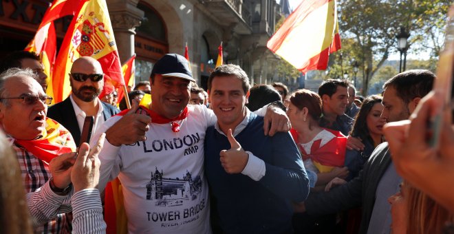 El líder de Ciudadanos, Albert Rivera, junto a un simpatizante en la manifestación por la unidad de España, en Barcelona, el pasado 29 de octubre. REUTERS/Rafael Marchante