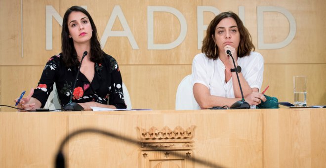 La portavoz del Ayuntamiento de Madrid, Rita Maestre (i), junto a la delegada de Políticas de Género y Diversidad, Celia Mayer (d), durante la rueda de prensa que han ofrecido tras la reunión de la Junta de Gobierno. EFE/Luca Piergiovanni