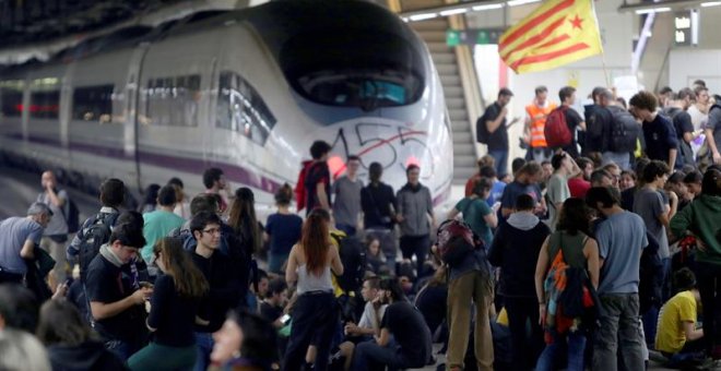 Varias decenas de manifestantes, la mayoría de ellos estudiantes, han cortado seis vías del AVE de la estación de Sants de Barcelona, en el marco de las protestas con motivo de la huelga general convocada hoy en Cataluña por el sindicato minoritario Inter