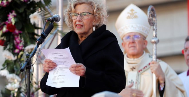 La alcaldesa de Madrid, Manuela Carmena, durante la misa celebrada en la Plaza Mayor de la capital, que se celebra en honor a la Virgen de la Almudena. EFE/Chema Moya