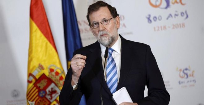 El presidente del Gobierno, Mariano Rajoy, durante la rueda de prensa que ha ofrecido hoy antes de asistir en la Universidad de Salamanca al acto de investidura como doctores honoris causa del presidente de la Comisión Europea, Jean Claude Juncker, y el