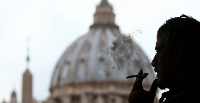 Un hombre fumando cerca de la Plaza de San Pedro. REUTERS/Alessandro Bianchi