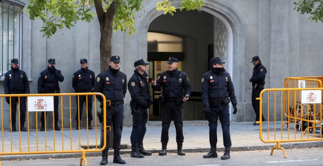 Agentes de la Policía Nacional en la entrada del Tribunal Supremo, durante las declaraciones de Carme Forcadell y otros miembros de la Mesa del Parlament, por la declaración de independencia catalana. REUTERS/Sergio Perez