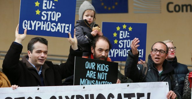 Activistas de Avaaz protestan en contra de la renovación de licencia del glifosato en Bruselas. EFE