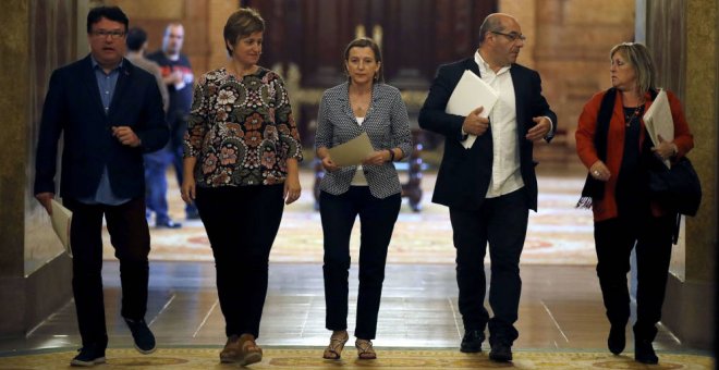 Miembros de la Mesa del Parlament con Forcadell (centro), la presidenta del Parlament. EFE/Archivo