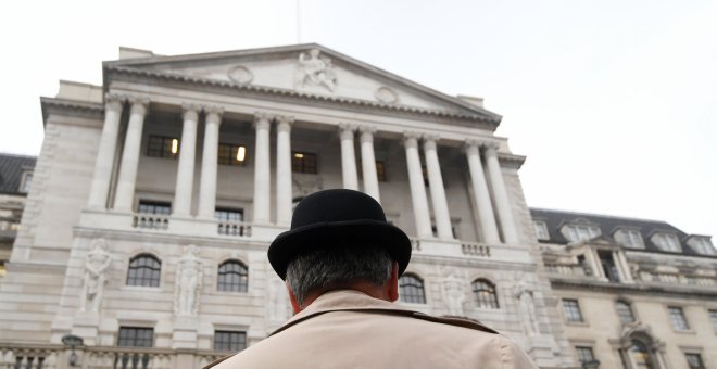 Un hombre con bombín frente al edificio del Banco de Inglaterra, en la City londinense. REUTERS