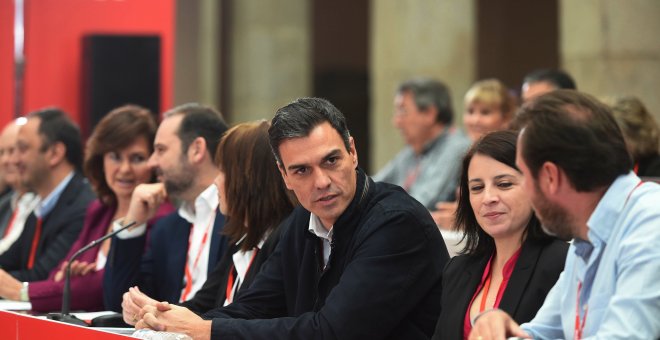 El secretario general del PSOE, Pedro Sánchez, y la presidenta, Cristina Narbona, junto a otros líderes socialistas, durante la reunión del Comité Federal del partido en Alcalá de Henares. EFE/FERNANDO VILLAR