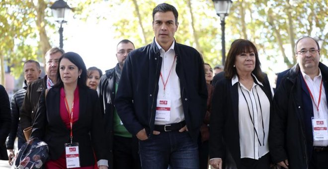 El secretario general del PSOE, Pedro Sánchez, y la presidenta, Cristina Narbona, junto a otros líderes socialistas como Adriana Lastra y Miquel Iceta, se dirigen a la reunión del Comité Federal del partido, tras haber celebrado el Consejo de Política Fed