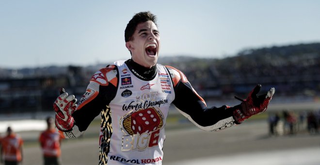 El español Marc Márquez celebra su sexto título mundial, su cuarto en MotoGP, tras finalizar tercero en el Gran Premio de la Comunidad Valenciana disputado en el circuito Ricardo Tormo de Cheste. EFE/Manuel Bruque