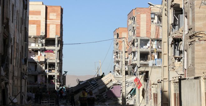 Un fuerte terremoto en Irán e Irak provoca el derrumbe de multitud de edificios. / Reuters