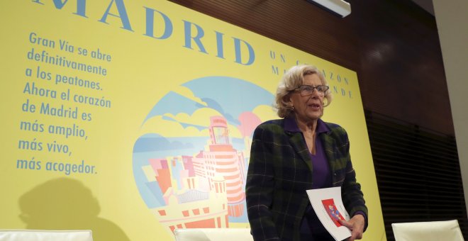 Carmena presenta el dispositivo especial de movilidad en la Gran Vía para la Navidad. / EFE