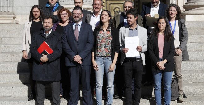 La portavoz adjunta de Unidos Podemos en el Congreso, Ione Belarra, presenta junto a los ediles Rita Maestre, Carlos Sánchez Mato, Segundo González y Josep Vendrell, entre otros / EFE