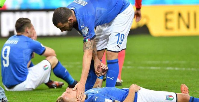 Los jugadores de la selección italiana Leonardo Bonucci y Ciro Immobile se lamentan luego de perder la clasificación al Mundial de Rusia 2018 al término del partido contra Suecia. | EFE