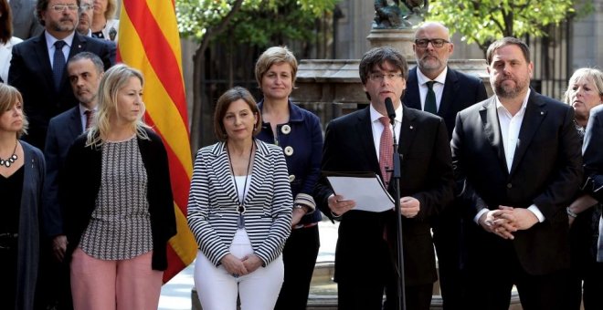 Carles Puigdemont junto a su gabinete durante el anuncio de la fecha para el referéndum del 1-O. EFE/Toni Albir