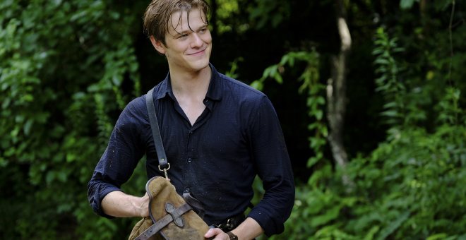 Lucas Till interpretando a MacGyver