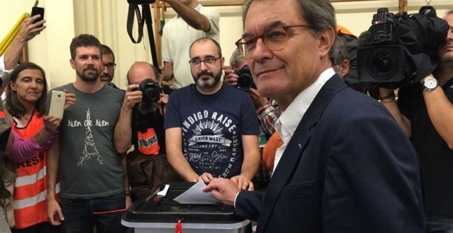 El exptesidente de la Generalitat Artur Mas vota en el referéndum del 1-O. EUROPA PRESS