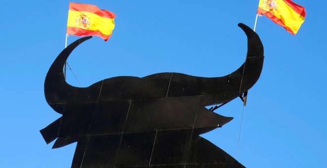 El toro de Osborne decorado con banderas de España. /REUTERS