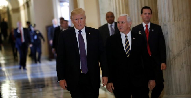 El presidente de EEUU, Donald Trump, y el vicepresidente, Mike Pence, acuden a la Cámara de Representantes para votar la reforma fiscal. REUTERS/Aaron P. Bernstein