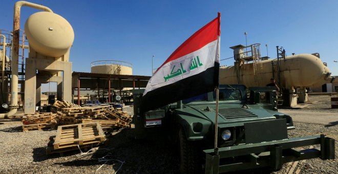 Hondea una bandera iraquí en un vehículo militar. / Foto de archivo Reuters