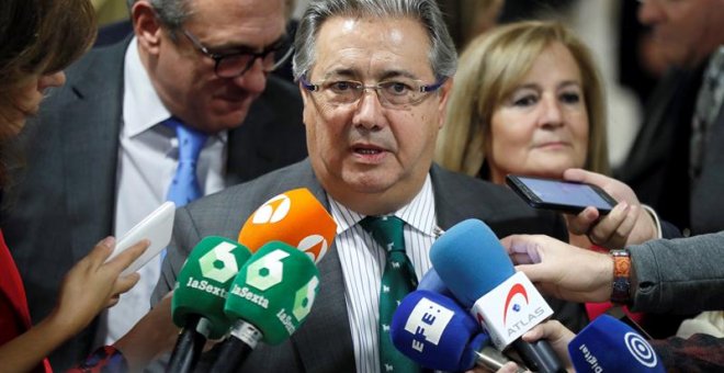 El ministro del Interior Juan Ignacio Zoido realiza declaraciones a los medios durante el acto de entrega de los premios "ayuda 11M", de la Asociación de Ayuda a las Víctimas del Terrorismo 11M. EFE/Fernando Alvarado