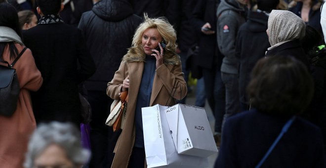 Una mujer hablando por su móvil. REUTERS