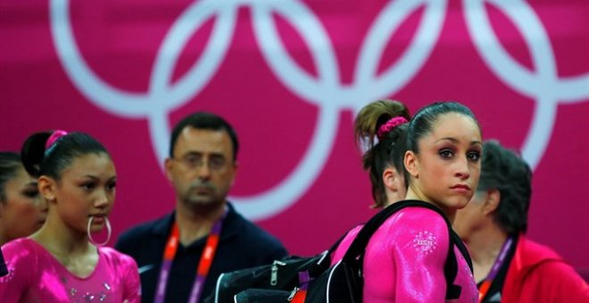 Larry Nassar, en una fotografía de archivo junto a varias integrantes del equipo de gimnasia de EEUU. - REUTERS