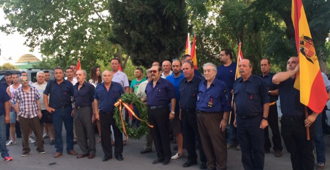 Ciudadanos conmemoran el aniversario del golpe de Estado del 18 de julio junto a la Cruz de los Caídos del cementerio de Nuestra Señora de Araceli, en Lucena. Fuerza Nueva/Archivo