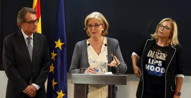 El expresidente de la Generalitat, Artur Mas, junto a las exconsellers Irene Rigau y Joana Ortega. /EFE