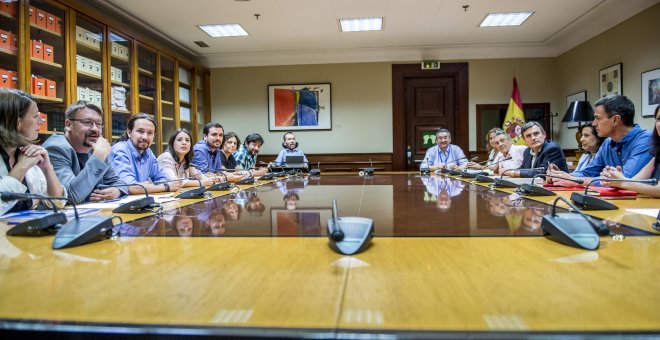 Reunión del pasado julio de las delegaciones de Unidos Podemos y del PSOE, encabezadas por Pablo Iglesias y Pedro Sánchez.