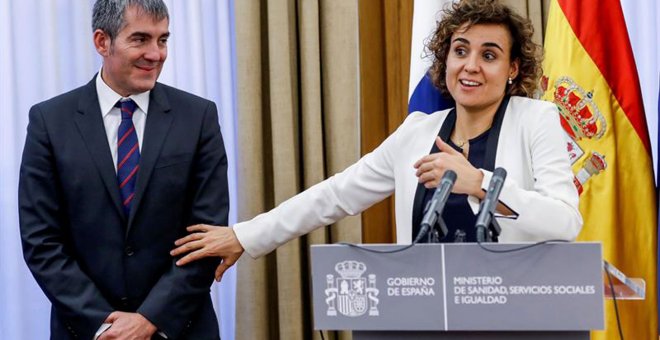 La ministra de Sanidad, Servicios Sociales e Igualdad, Dolors Monserrat, y el presidente del Gobierno de Canarias, Fernando Clavijo.- EFE