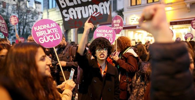 Mujeres muestran pancartas durante una manifestación para protestar con motivo del Día Internacional para la Eliminación de la Violencia contra la Mujer en Estambul, Turquía, 25 de noviembre de 2017.